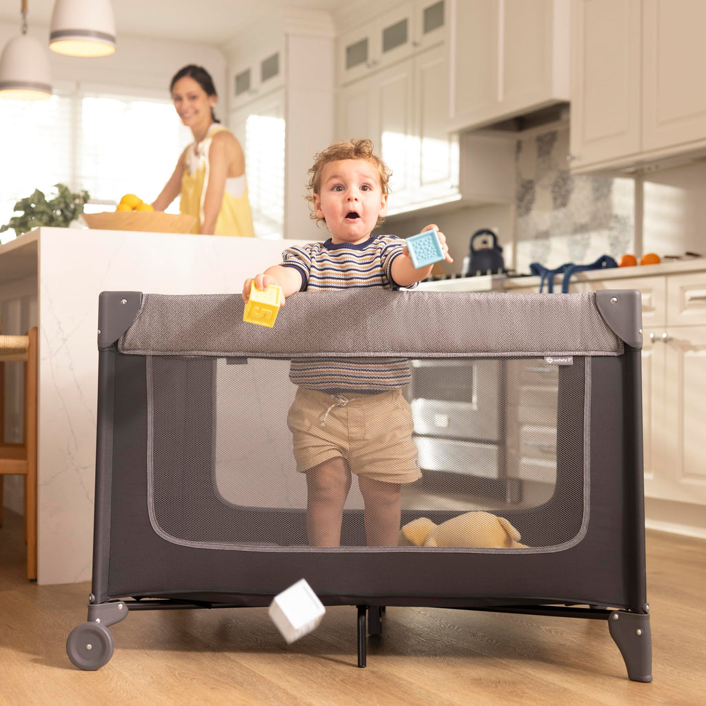 4-in-1 Portable Play Yard with Bassinet and Changer I26203
