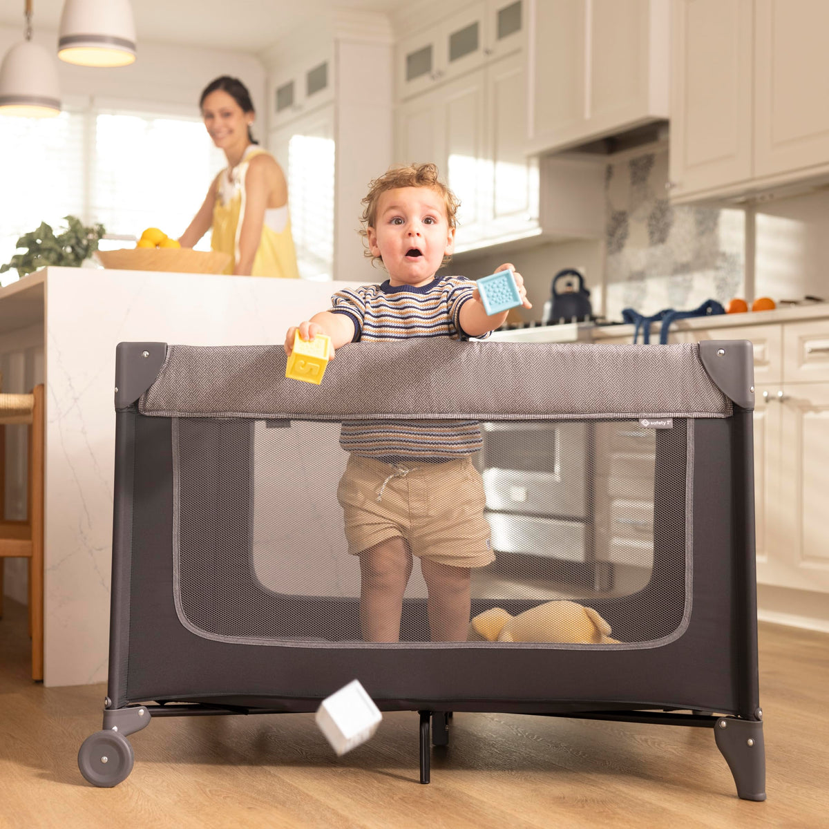 4-in-1 Portable Play Yard with Bassinet and Changer I26203